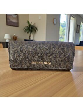 Michael Kors Signature Logo Jet Set Travel Carryall Wallet/Clutch In Brown Acorn